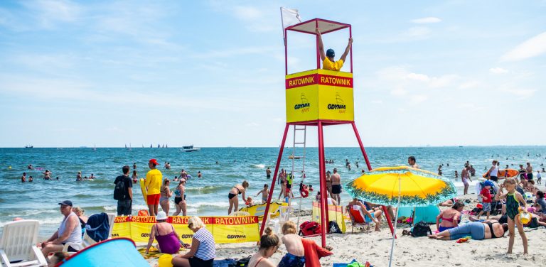 Budka ratownika wodnego na plaży miejskiej w Gdyni