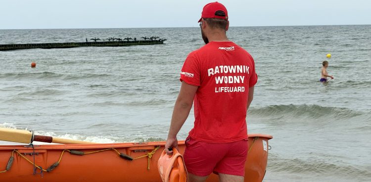 ratownik wodny na plaży