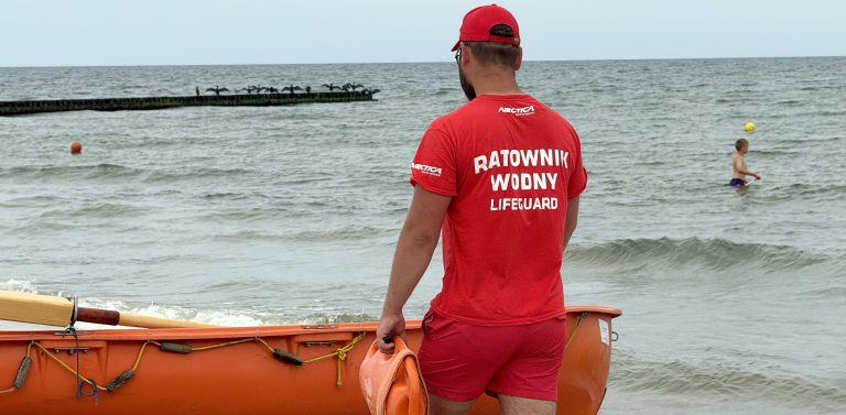 ratownik wodny na plaży