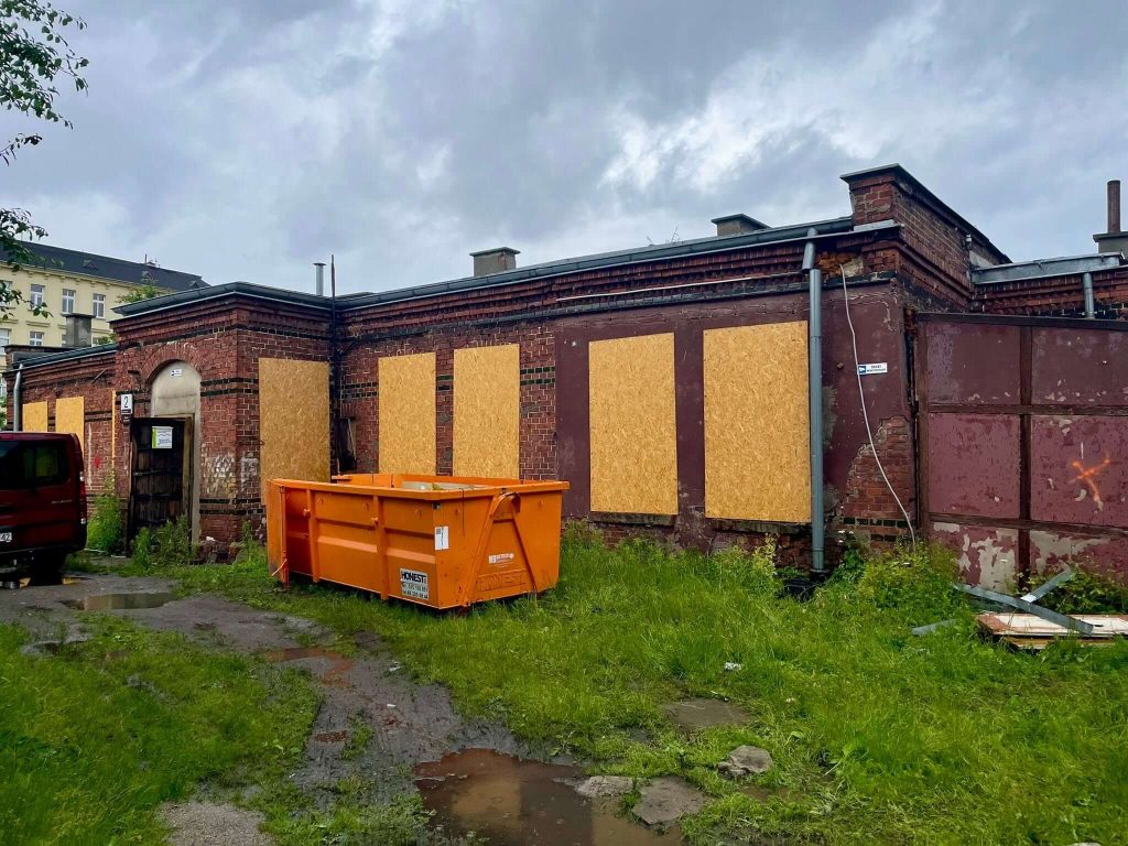 Budynki na zabytkowym osiedlu robotniczym w Bastionie Królik przechodzą kompleksowy remont