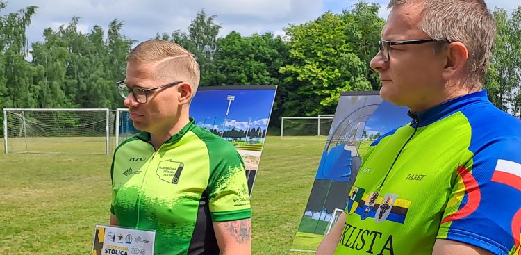 Działacze Chojnickiego Towarzystwa Miłośników Roweru "Cyklista": Maciek Kosiedowski i Dariusz Piekarski (fot. Radio Gdańsk/Maria Sowisło)