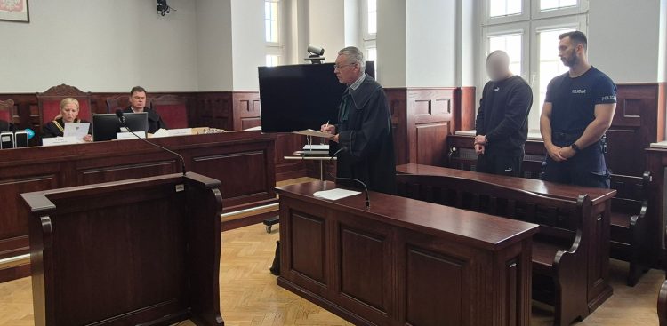 Oskarżony podczas odczytywania wyroku