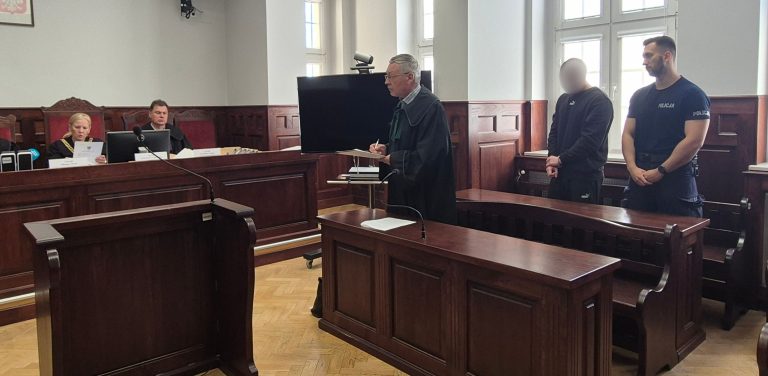 Oskarżony podczas odczytywania wyroku