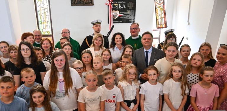 Sekretarz stanu w KPRP Agnieszka Jędrzak (C), poseł PiS Michał Kowalski (centrum-2P) i posłanka PiS Dorota Arciszewska-Mielewczyk (centrum-2P) podczas uroczystego odsłonięcia "Serca dla Inki", 28 bm. w Sanktuarium NMP Wspomożenia Wiernych w Rumi
