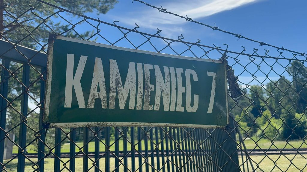 Płot wokół składowiska odpadów w Kamieńcu