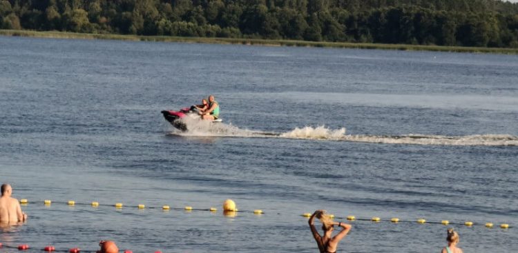 Skuter wodny na Jeziorze Charzykowskim