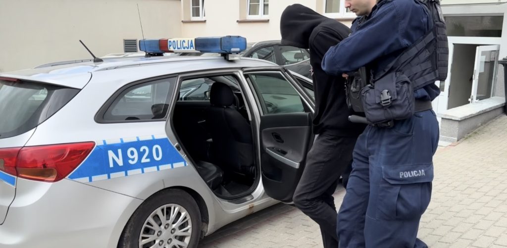 pobicie kobiety w centrum słupska, agresor trafił do centrum zdrowia psychicznego