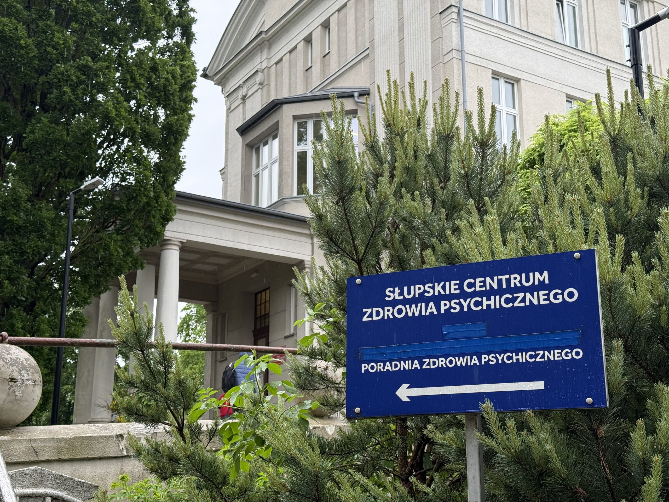 pobicie kobiety w centrum słupska, agresor trafił do centrum zdrowia psychicznego