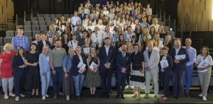 Grupowe zdjęcie uczestników, pracodawców i przedstawicieli władz Gdańska na scenie Instytutu Kultury Miejskiej podczas gali 24. edycji programu Wakacyjny Staż