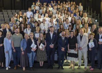 Grupowe zdjęcie uczestników, pracodawców i przedstawicieli władz Gdańska na scenie Instytutu Kultury Miejskiej podczas gali 24. edycji programu Wakacyjny Staż