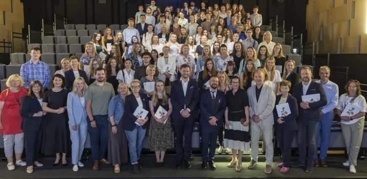 Grupowe zdjęcie uczestników, pracodawców i przedstawicieli władz Gdańska na scenie Instytutu Kultury Miejskiej podczas gali 24. edycji programu Wakacyjny Staż