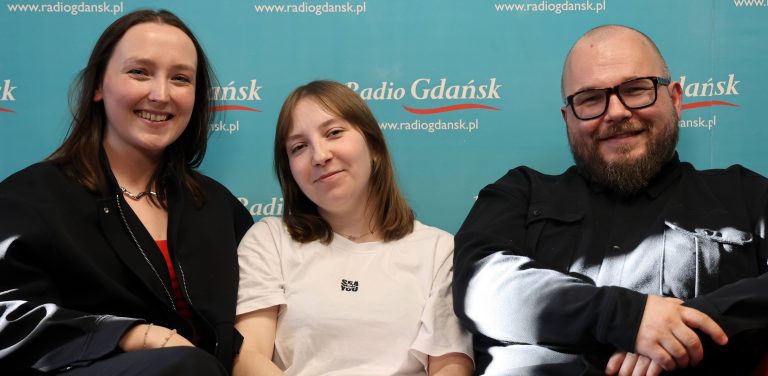 Studentki Studia Wokalnego Uniwersytetu Gdańskiego oraz producent Krzysztof Majda w Radiu Gdańsk