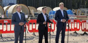 Na Zatoce Gdańskiej powstanie drugi pływający terminal LNG (FSRU 2). Nz. minister energii Miłosz Motyka