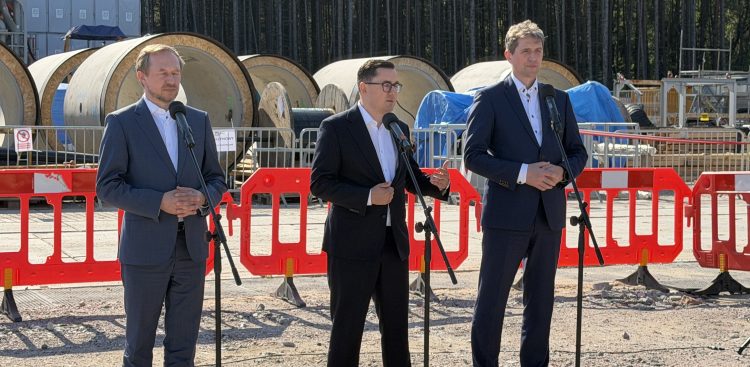 Na Zatoce Gdańskiej powstanie drugi pływający terminal LNG (FSRU 2). Nz. minister energii Miłosz Motyka