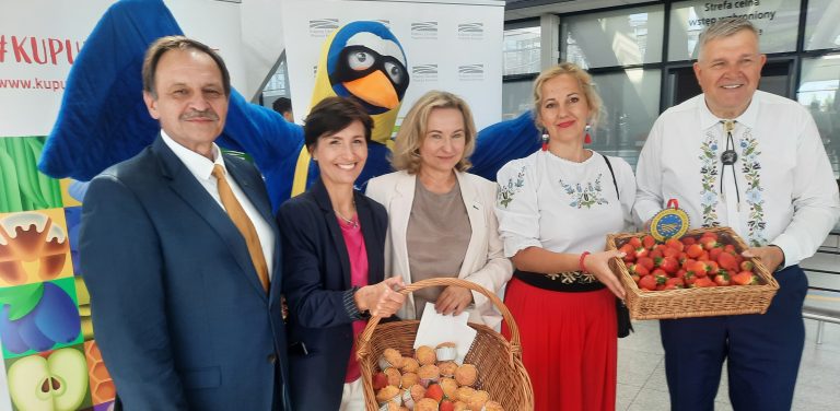 Słodycze otrzymywały osoby lecące lotami krajowymi oraz na trasie między Gdańskiem a Brukselą.