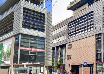 Zdjęcia archiwalne. Fasada centrum handlowego w Gdyni przed i po zastosowaniu się do ustawy krajobrazowej (fot. Biuro Plastyka Miasta)
