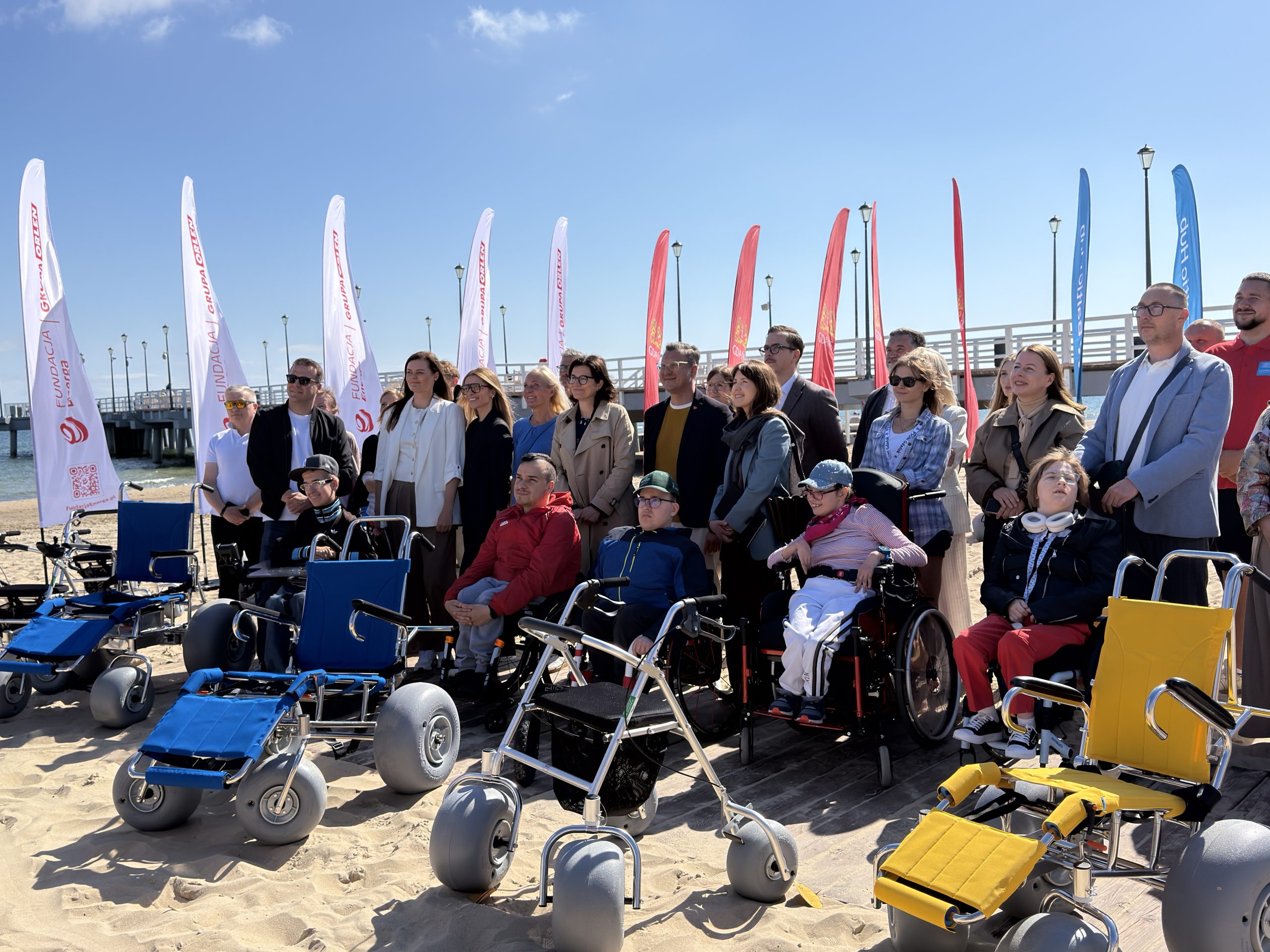Osoby z niepełnosprawnościami i ich opiekunowie na gdańskiej plaży