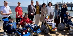 Osoby z niepełnosprawnościami i ich opiekunowie na gdańskiej plaży