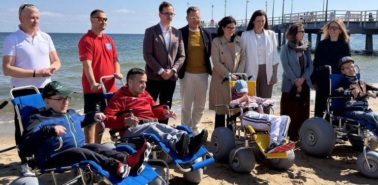 Osoby z niepełnosprawnościami i ich opiekunowie na gdańskiej plaży