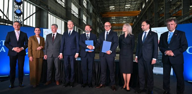Podpisanie umowy pomiędzy zarządem Morskiego Portu Gdynia i Zakładem Konstrukcji Spawanych Ferrum (fot. PAP/Marcin Gadomski)