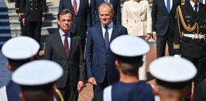 Premierzy Polski Donald Tusk (C-P) oraz Szwecji Ulf Kristersson (C-L) podczas powitania na dziedzińcu Akademii Marynarki Wojennej w Gdyni