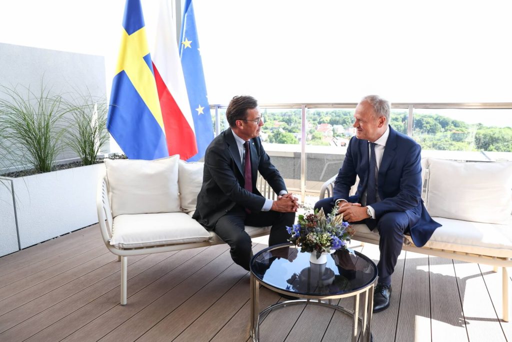 Premierzy Polski Donald Tusk (P) oraz Szwecji Ulf Kristersson (L) podczas rozmowy w Gdyni