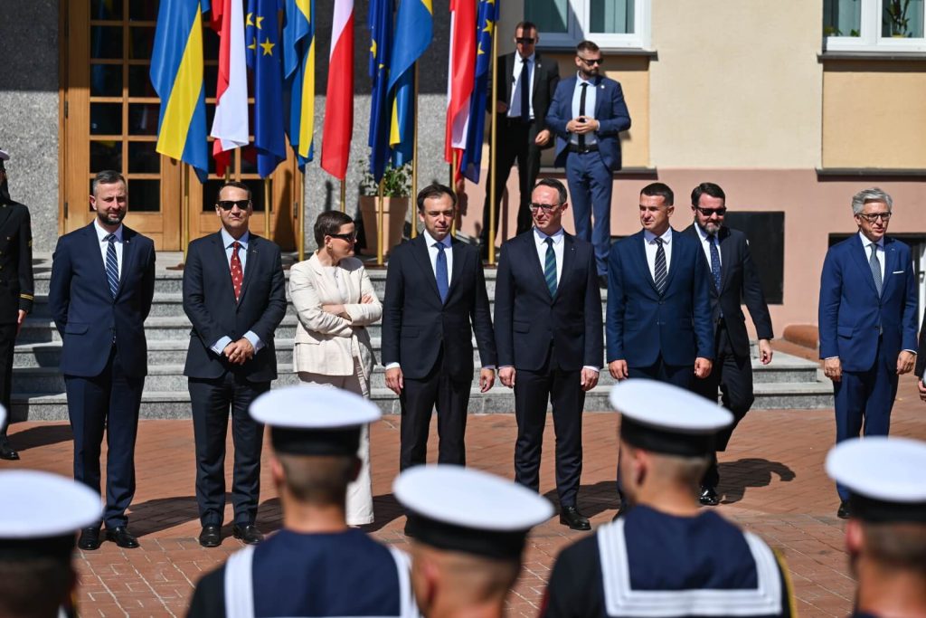 Od lewej: wicepremier, szef MON Władysław Kosiniak-Kamysz, wicepremier, szef MSZ Radosław Sikorski, minister kultury i dziedzictwa narodowego Marta Cienkowska, minister finansów i gospodarki Andrzej Domański, minister infrastruktury Dariusz Klimczak i rzecznik rządu Adam Szłapka podczas powitania członków delegacji na dziedzińcu Akademii Marynarki Wojennej w Gdyni