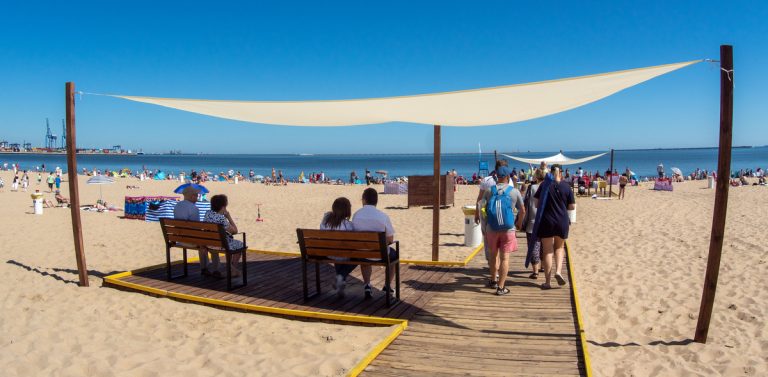 Meteorolodzy ostrzegają przed upałem - na zdjęciu plaża w gdańskich Stogach