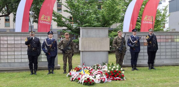 Podczas uroczystości przy pomniku „W hołdzie ofiarom – Polonii Gdańskiej” na cmentarzu na Zaspie w Gdańsku uczczono Dzień Pamięci Ofiar Niemieckich Nazistowskich Obozów Koncentracyjnych i Obozów Zagłady
