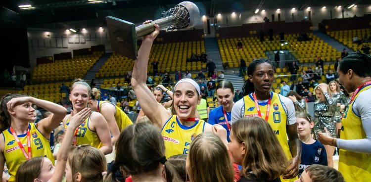 Zawodniczki VBW Gdynia świętują mistrzostwo Polski w koszykówce kobiet, wznosząc puchar