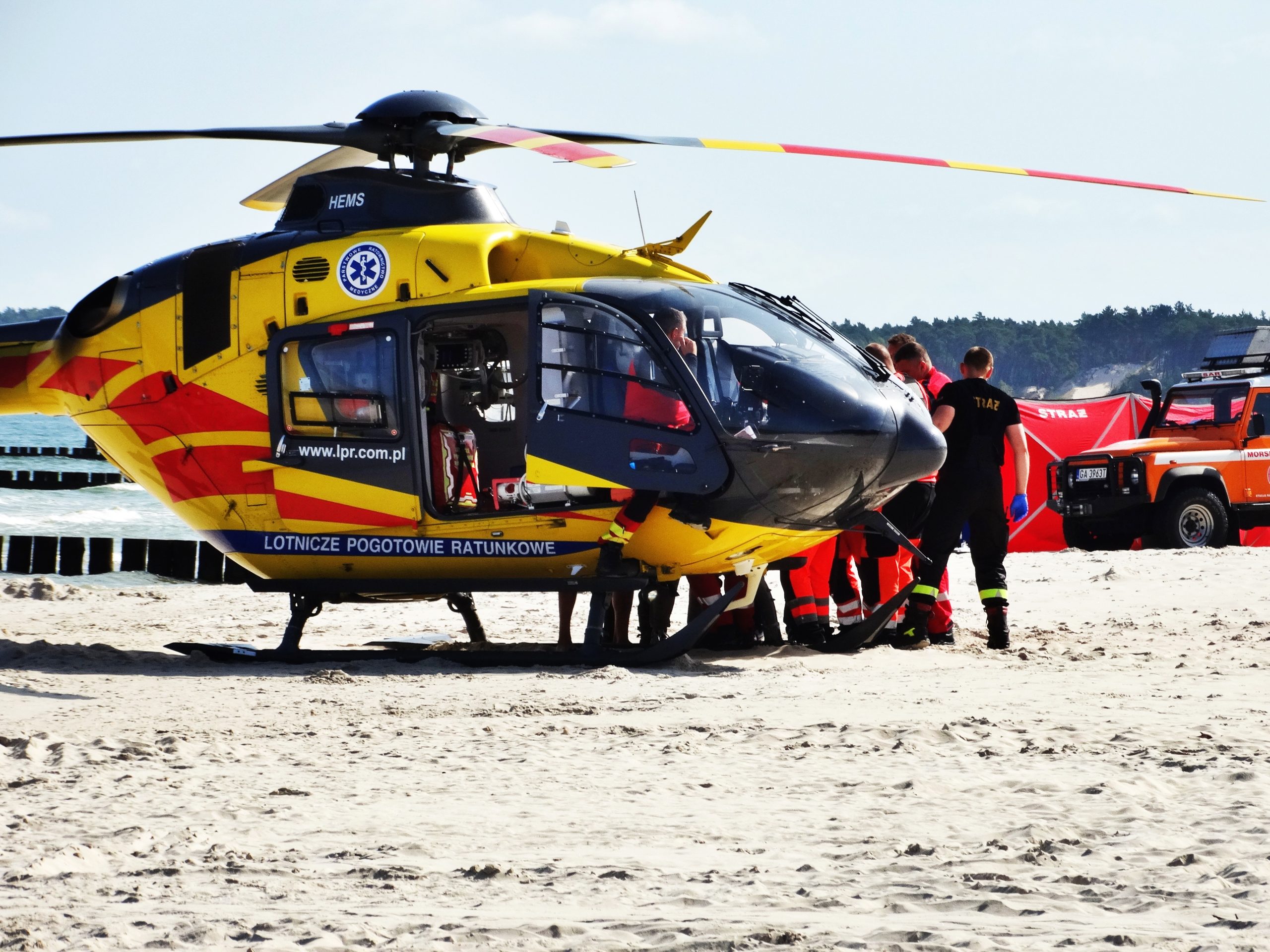 Kilkadziesiąt akcji ratunkowych na Pomorzu i 17 utonięć w całej Polsce. Nz. akcja ratownicza na plaży