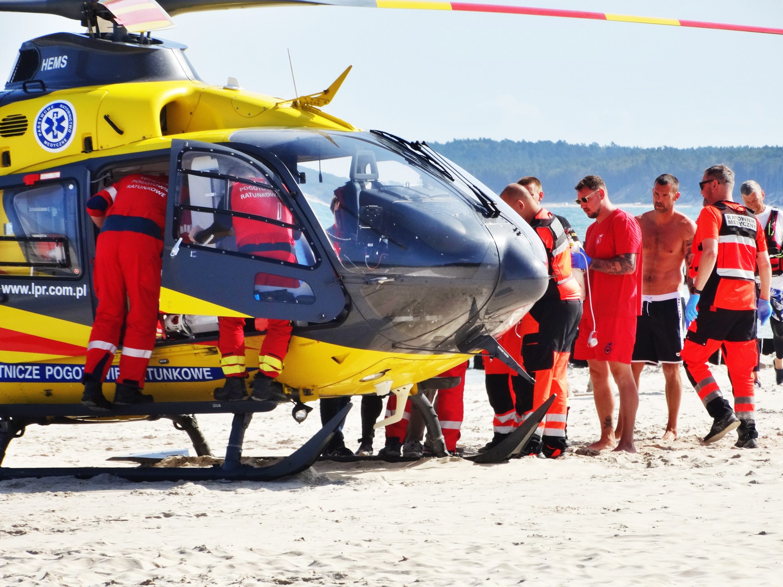 Kilkadziesiąt akcji ratunkowych na Pomorzu i 17 utonięć w całej Polsce. Nz. akcja ratownicza na plaży