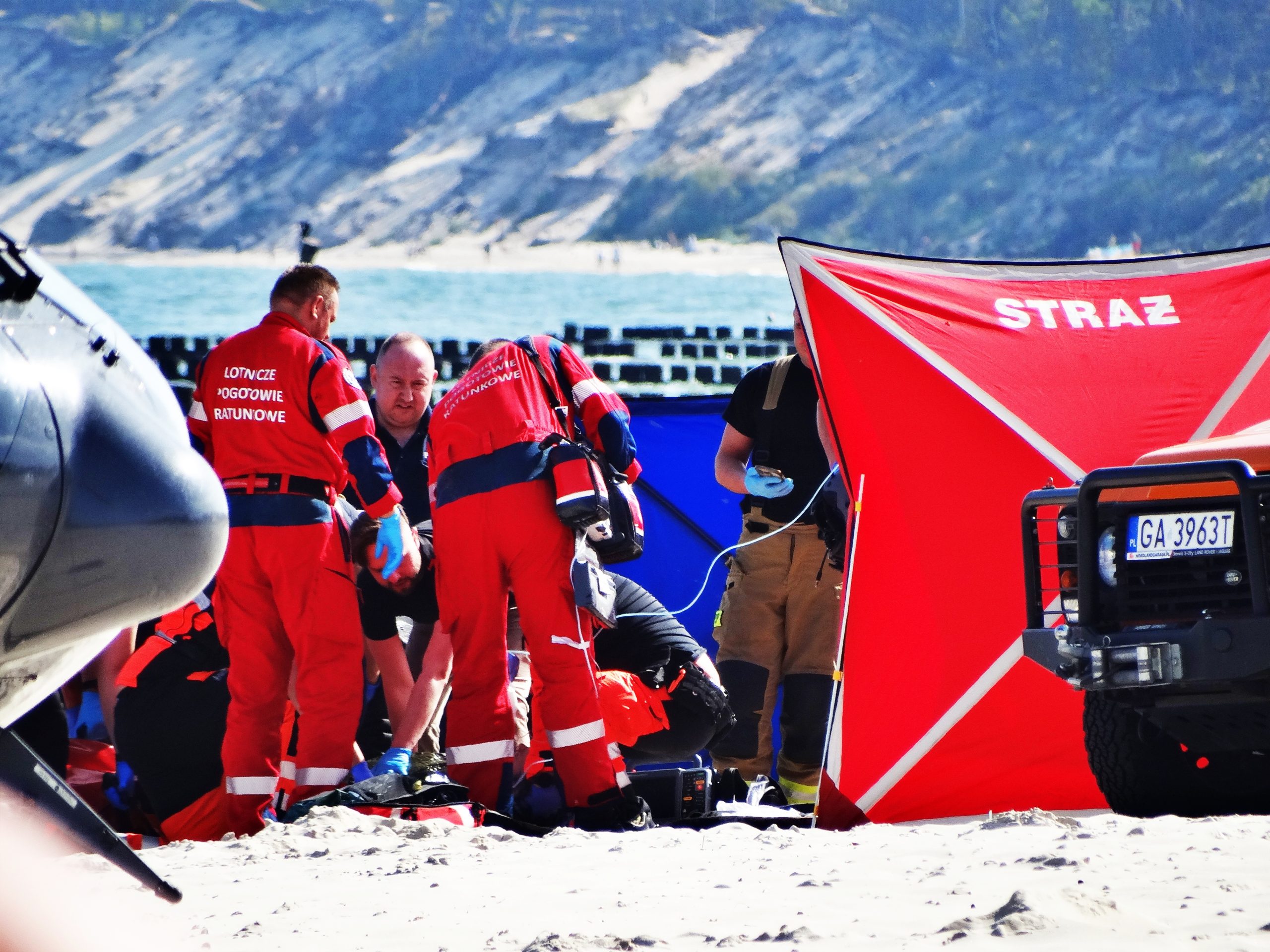 Kilkadziesiąt akcji ratunkowych na Pomorzu i 17 utonięć w całej Polsce. Nz. akcja ratownicza na plaży
