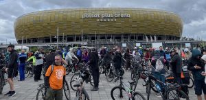 Wielki Przejazd Rowerowy przed stadionem Polsat Plus Arena w Gdańsku