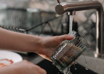 Mycie szklanki pod bieżącą wodą