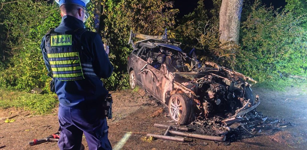 Samochód zapalił się i spłonął. Policja prowadzi postępowanie