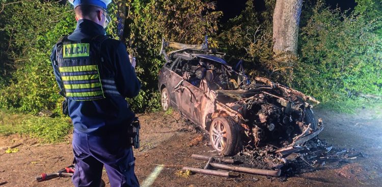 Samochód zapalił się i spłonął. Policja prowadzi postępowanie