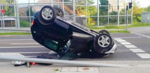Samochód leżący na dachu po wypadku z Zimowiskach