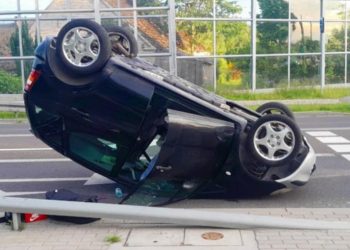 Samochód leżący na dachu po wypadku z Zimowiskach