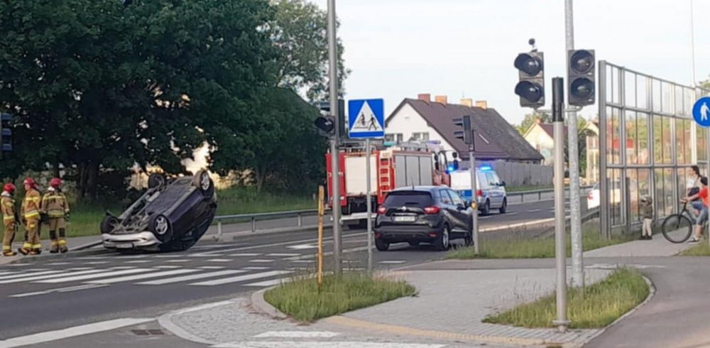 Wypadek w Zimowiskach - straż pożarna na miejscu zdarzenia