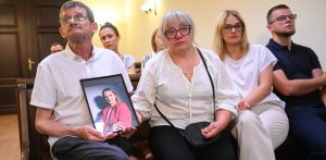Przedstawiciele rodziny ofiary na sali Sądu Apelacyjnego w Gdańsku trzymają zdjęcie zamordowanej kobiety