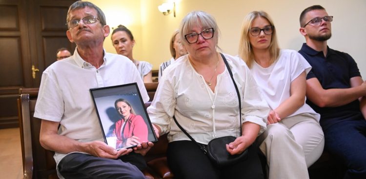 Przedstawiciele rodziny ofiary na sali Sądu Apelacyjnego w Gdańsku trzymają zdjęcie zamordowanej kobiety