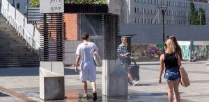 Mgiełka wodna wystawiona na placu przed Forum Gdańsk