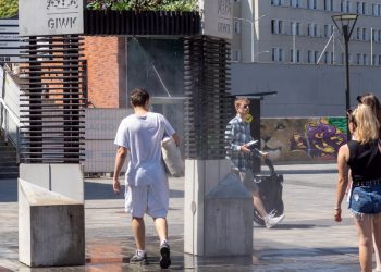 Mgiełka wodna wystawiona na placu przed Forum Gdańsk