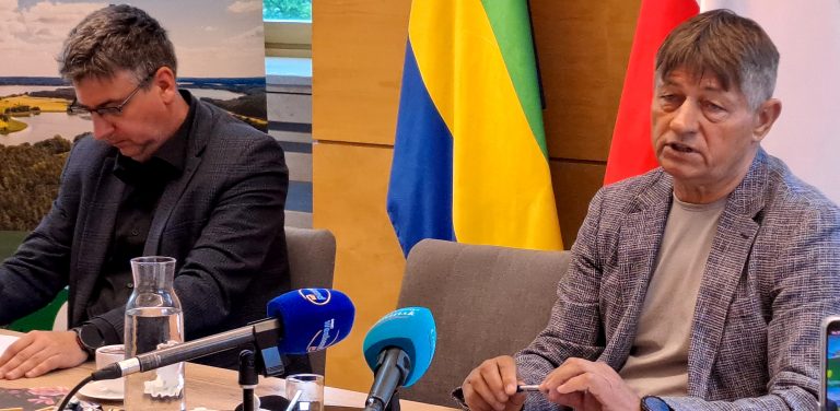 Zastępca wójta gminy Chojnice Janusz Szczepański i wójt Zbigniew Szczepański (fot. Radio Gdańsk/Maria Sowisło)