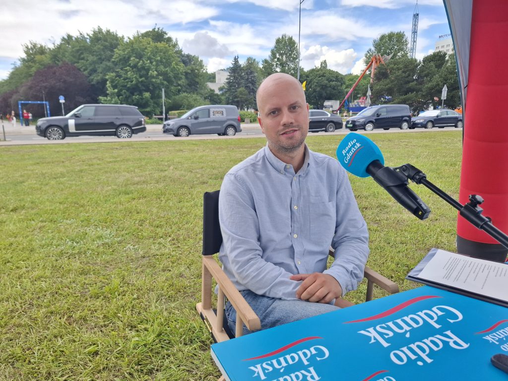 Na zdjęciu Jakub Łasek w mobilnym studiu Radia Gdańsk