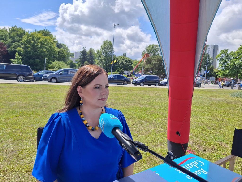 Na zdjęciu Aleksandra Kosiorek, prezydent Gdyni w mobilnym studiu Radia Gdańsk