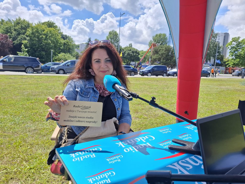 Na zdjęciu Pani Ania, która znalazła trzecią złotą tabliczkę, ukrytą przez Radio Gdańsk