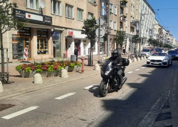 Na zdjęciu motocyklista łamiący zakaz na ulicy Świętojańskiej