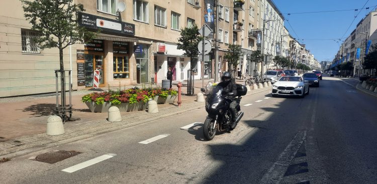 Na zdjęciu motocyklista łamiący zakaz na ulicy Świętojańskiej